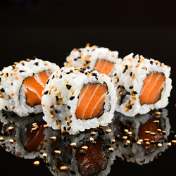 URAMAKI SALMÃO E CREAM CHEESE